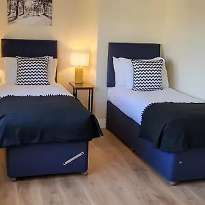  Holiday home Dagenham/a13/excel/thurrock/contractors/3bedroom House Free Parking For 2 Cars.